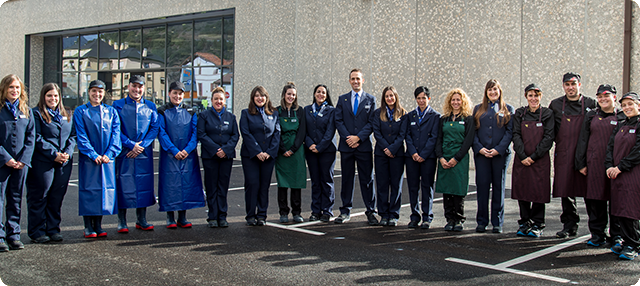 equipo de profesionales del supermercado BM de Potes