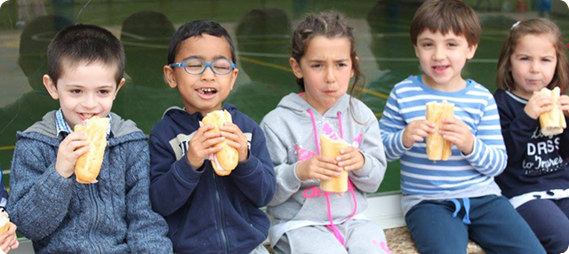 niños merendando bocadillo 