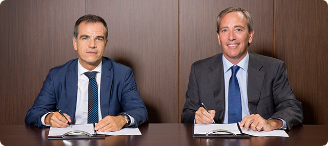  Luis Llorens, Director Regional de BBVA, y José Ramón Fernández de Barrena, Director General del grupo UVESCO, firmando el acuerdo